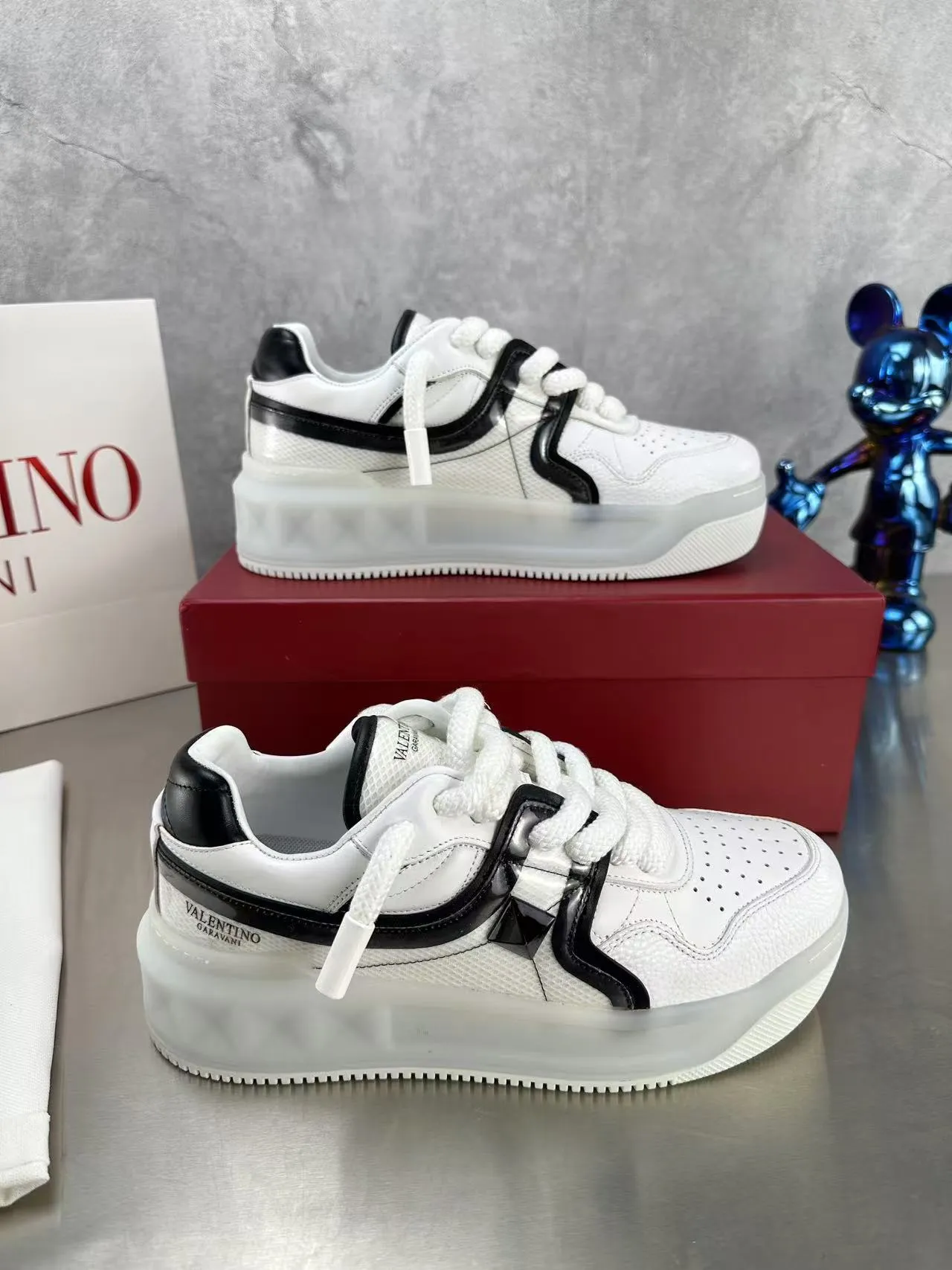 👟👟Ex-factory price 640👟👟 🔺Valentino🔺Valentino new casual shoes 2023 latest model hot style for catwalk couples, thick shoelaces, the same style as Elsa Hosk, Zhang Yixing, Guan Xiaotong and many other stars 🔥 Top version + lasting process, full oil edge on the upper. Fabric: Customized cowhide + cowhide lining with breathable mesh. Outsole: original molded TPU thickened outsole. Size for women is 35-40. Men’s size is 39-45.
